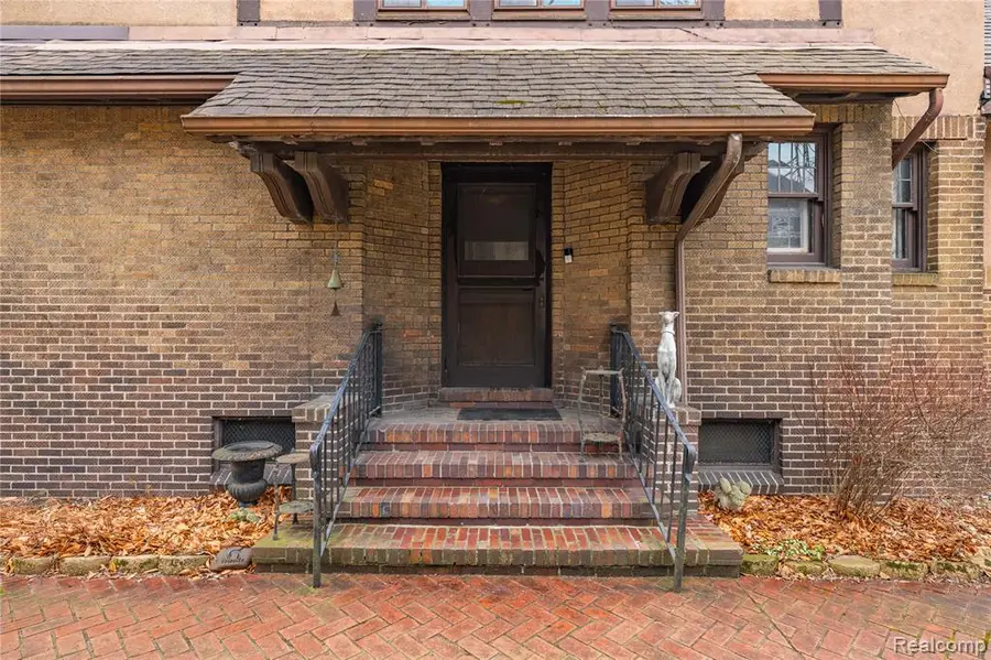 2475 Iroquois, Detroit, MI 48214 - #2