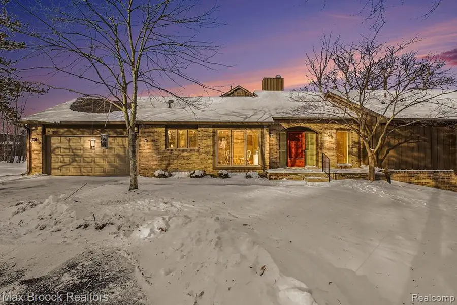 23745 Ravineview, Bingham Farms, MI  - Image #2