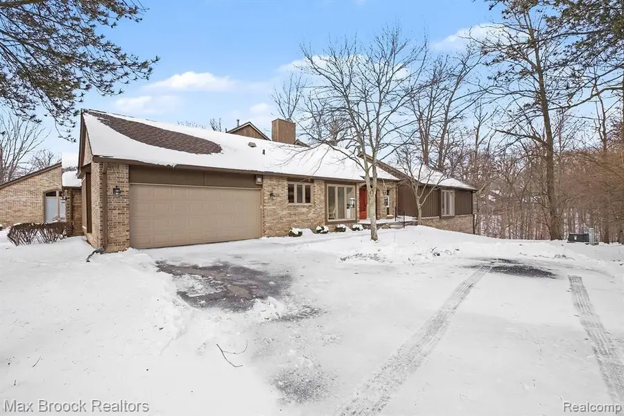 23745 Ravineview, Bingham Farms, MI  - Image #3