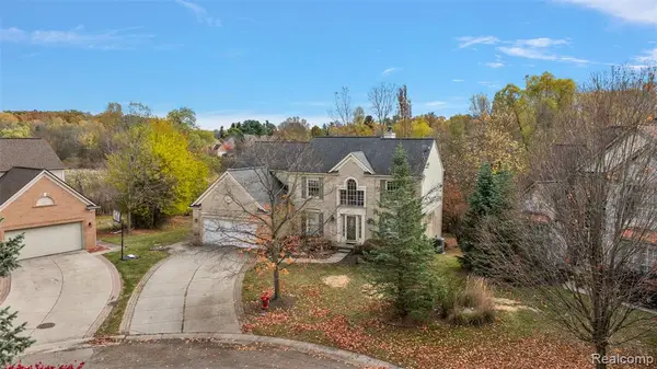 5699 Applegrove, West Bloomfield, MI 