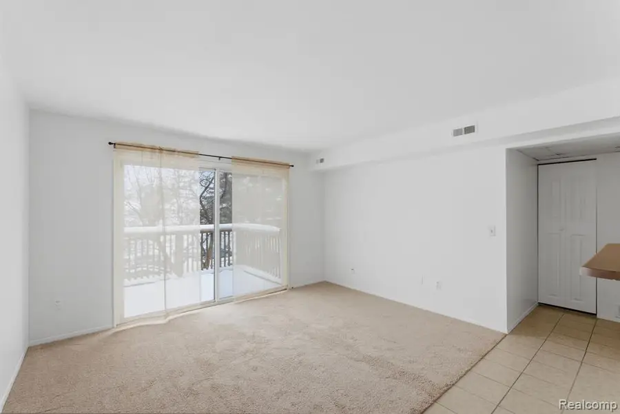 924 Chestnut Hill #F, Auburn Hills, MI  - Image #2