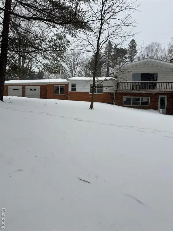 4662 N Lapeer, Columbiaville, MI 48421