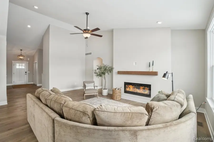 677 Round Rock Dr, Howell, MI 48843 - Image #3