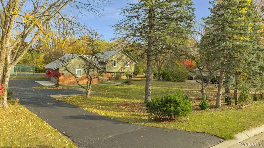 5731 Farmington, West Bloomfield, MI 48322 - #2