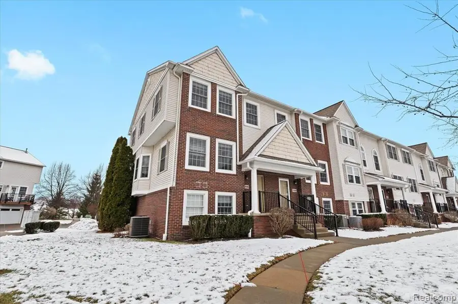 732 Eagle, Fenton, MI  - Image #2