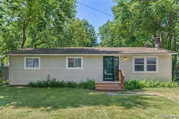 4901 Lake Grove, White Lake, MI 