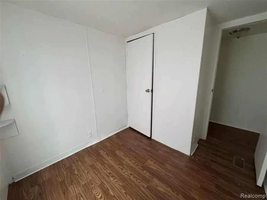 6065 Vernon, Belleville, MI 48111 - Image #3