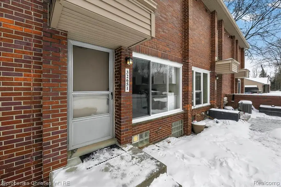 32651 5 Mile #15, Livonia, MI  - Image #3