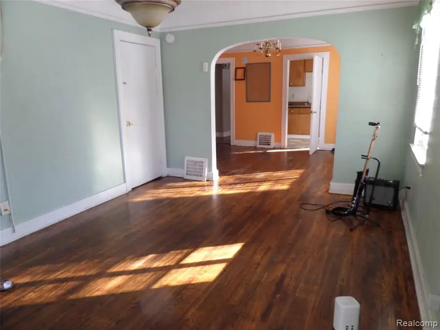 384 N Perry, Pontiac, MI  - Image #3