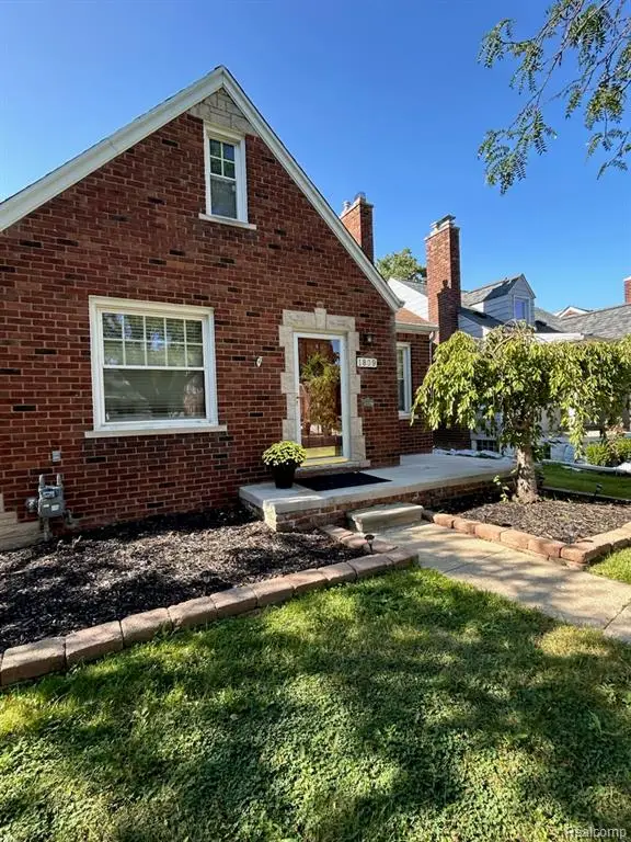 1809 Roslyn, Grosse Pointe Woods, MI  - Image #2