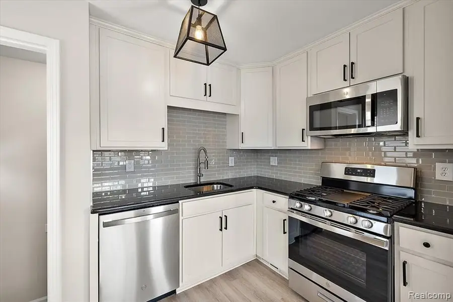 852 Cambridge, Berkley, MI  - #3