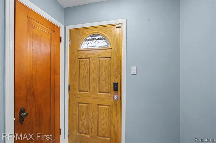 353 E Jarvis, Hazel Park, MI  - #2