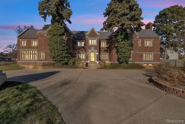 16761 E Jefferson, Grosse Pointe, MI 