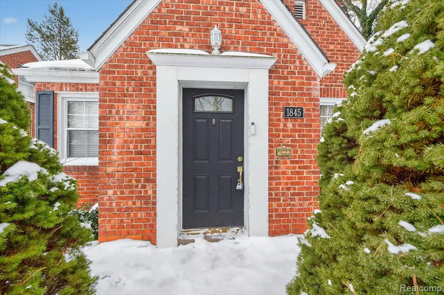 1845 Oxford, Grosse Pointe Woods, MI  - Image #2