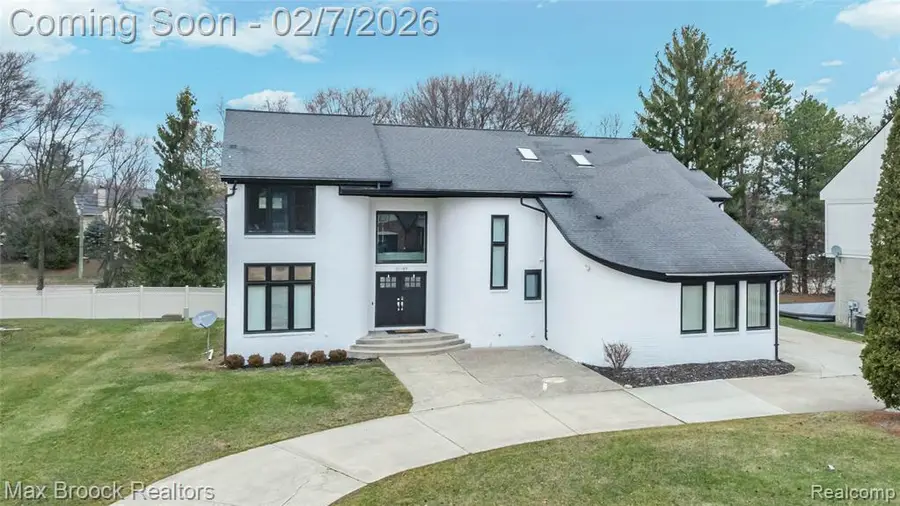 31189 Country Ridge, Farmington Hills, MI  - Image #2