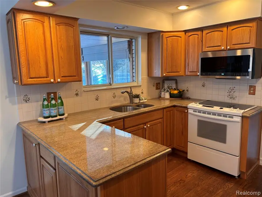 1805 Hickory Bark, Bloomfield Hills, MI  - #3