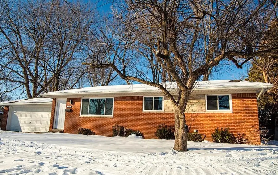 20401 Luna, Clinton Township, MI 48035 - #2