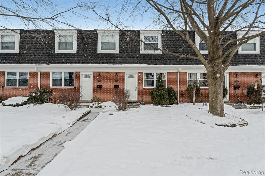 45704 Kensington St, Utica, MI 48317 - Image #2