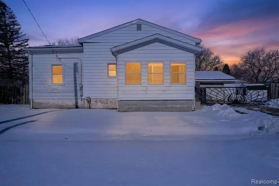 2221 Savoy, Burton, MI  - #2