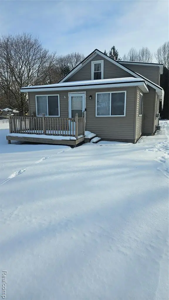 4392 E Coldwater, Flint, MI 