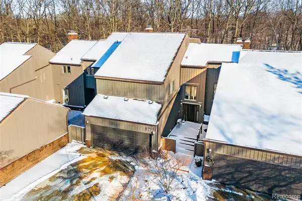 9422 Hawthorne Glen, Grosse Ile, MI 
