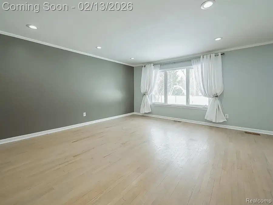 2365 Niagara, Troy, MI  - #2