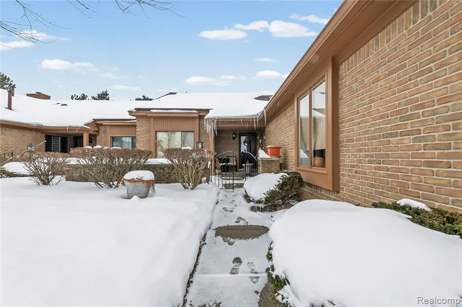 2162 London Bridge, Rochester Hills, MI  - #2