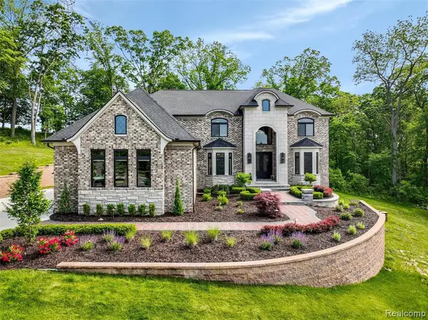 2584 Heights View, Rochester, MI 