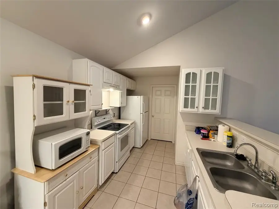 714 Olde English #Unit 30, Howell, MI  - #3