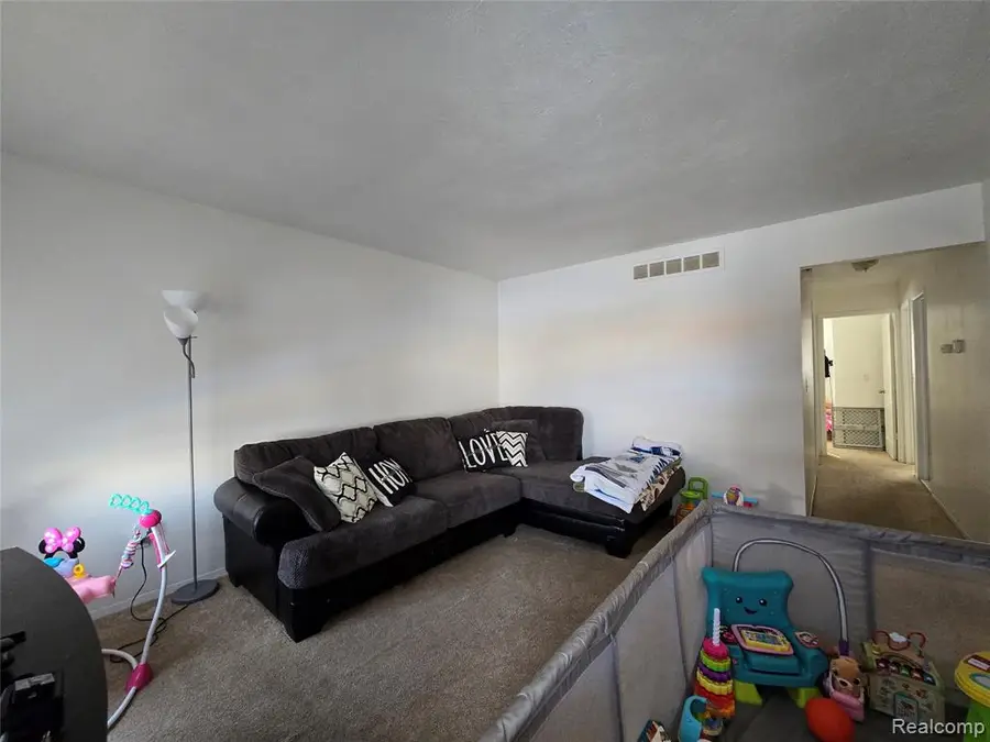 2032 Bart, Warren, MI  - #2