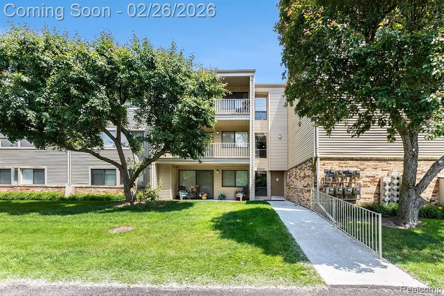 3835 Lone Pine #300, West Bloomfield, MI 48324 - #2