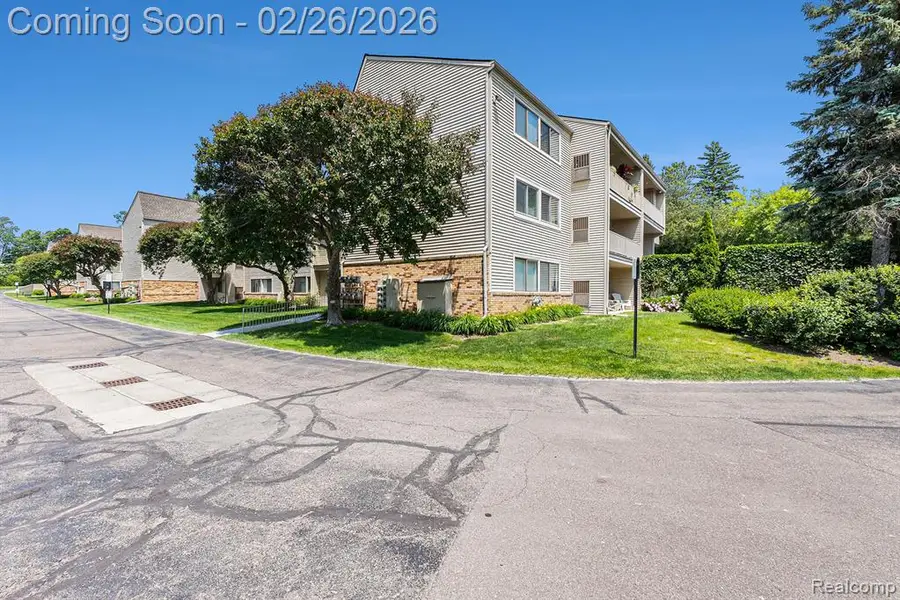 3835 Lone Pine #300, West Bloomfield, MI 48324 - #3