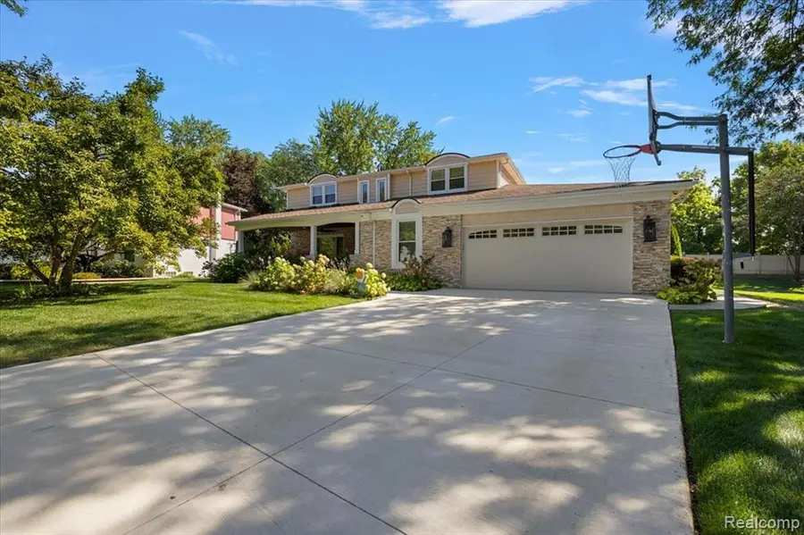 3036 Newport, Troy, MI  - #3