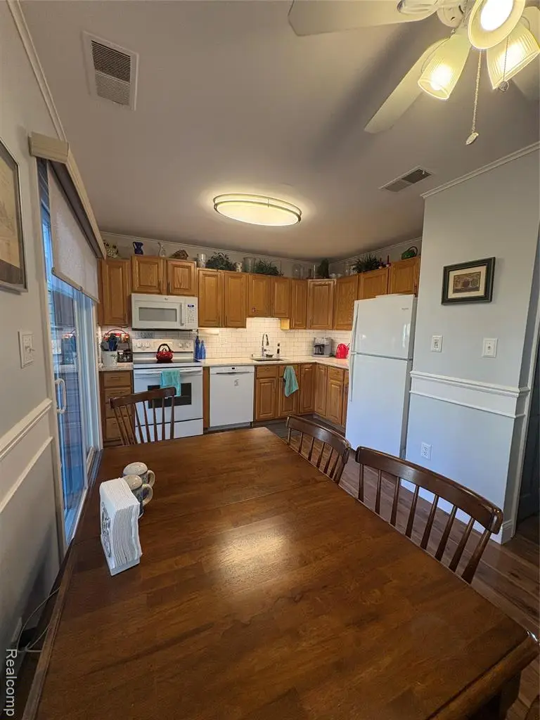 1030 Larson Ct, Rochester Hills, MI 48307 - #2