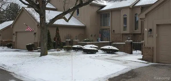 37860 N Laurel Park, Livonia, MI 