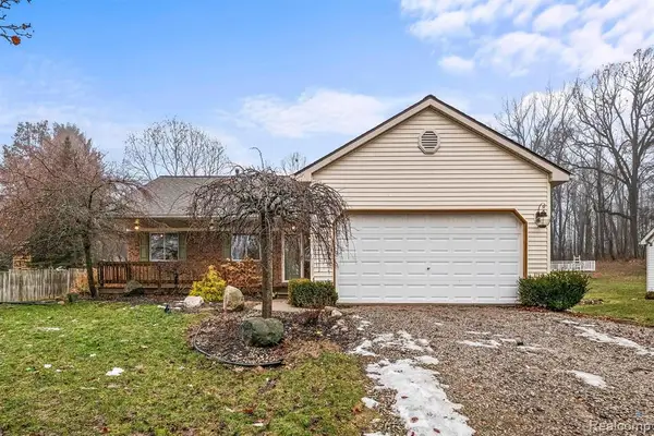 920 W Davison Lake, Oxford, MI 