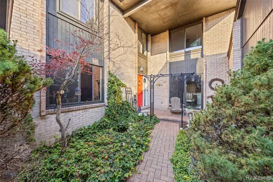 4261 Wabeek Lake, Bloomfield Hills, MI  - #2