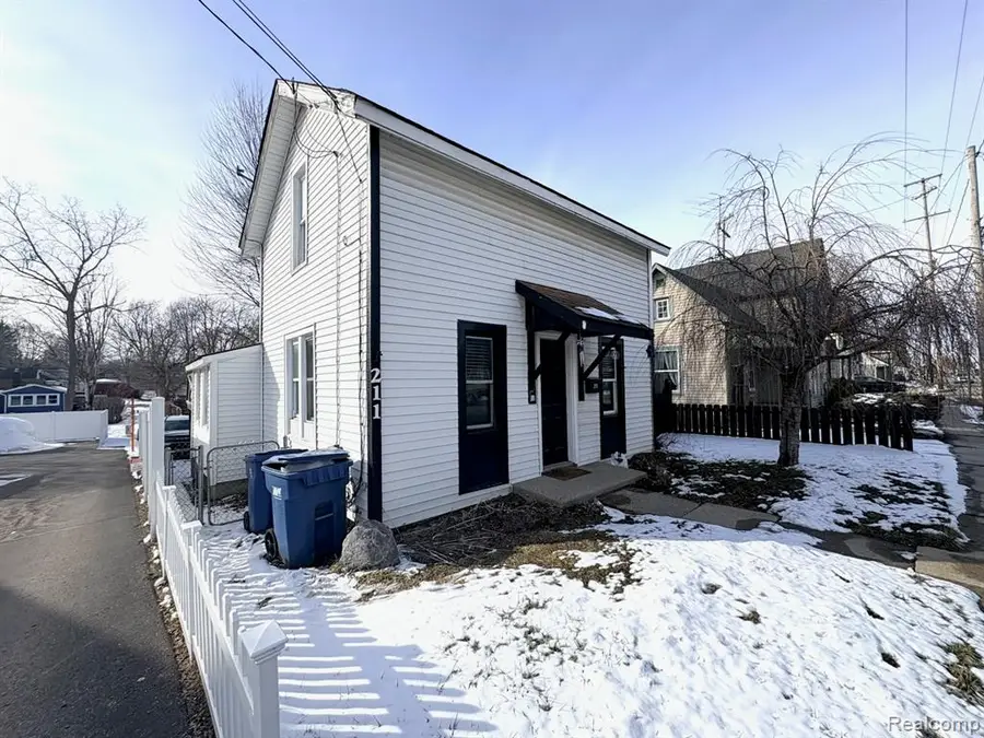 211 N Saginaw, Holly, MI 48442 - #2