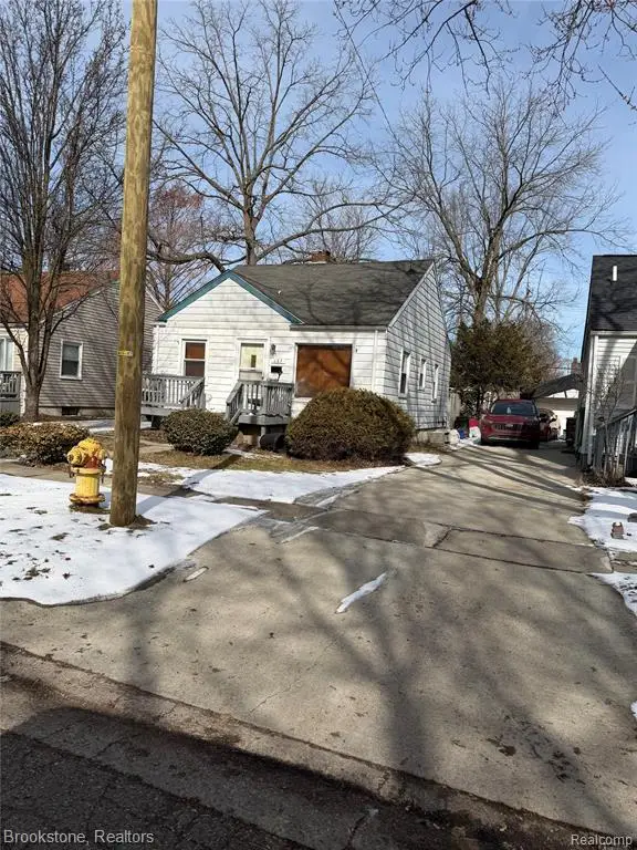 647 E Mansfield, Pontiac, MI 48340