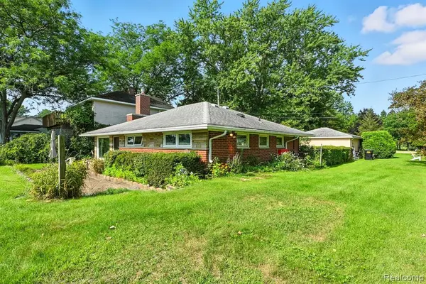 8814 Pellett Dr, Whitmore Lake, MI 48189