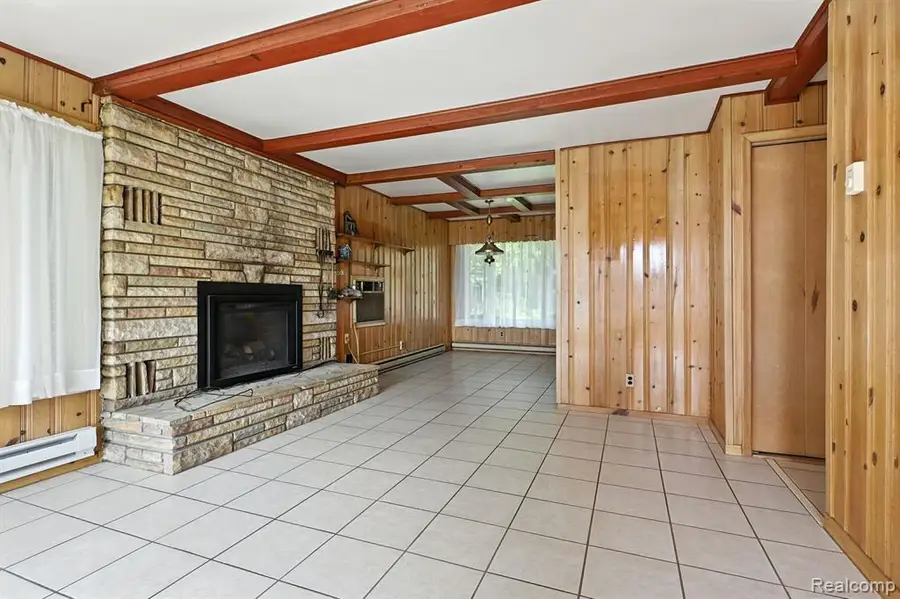 8814 Pellett Dr, Webster, MI 48189 - #2