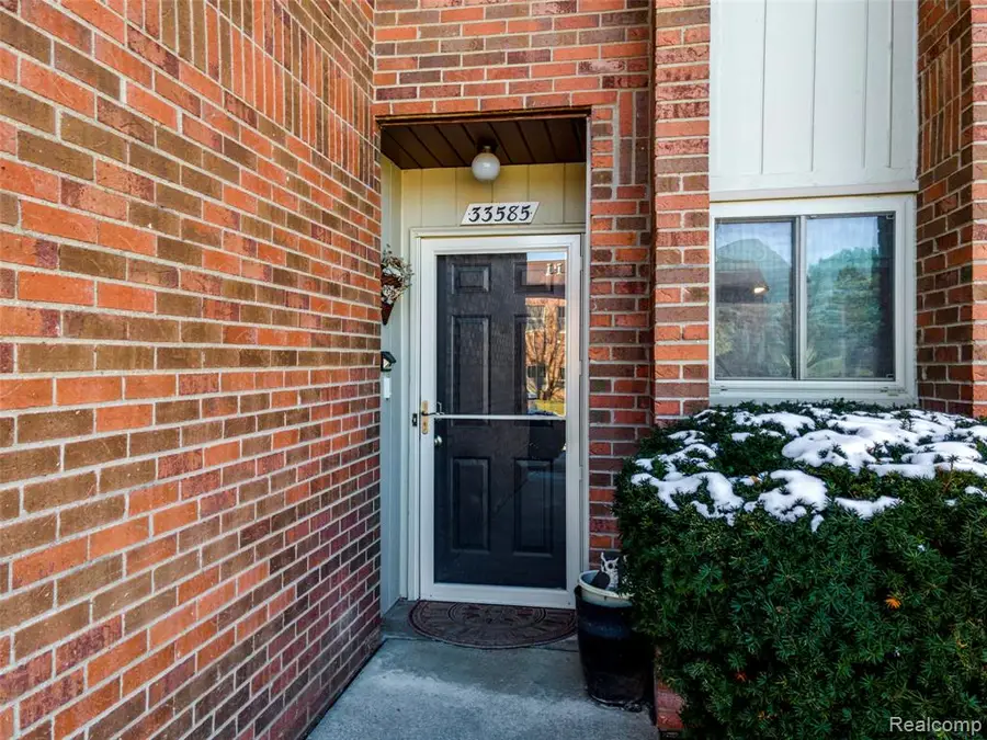 33585 Pondview #116, Livonia, MI  - #2