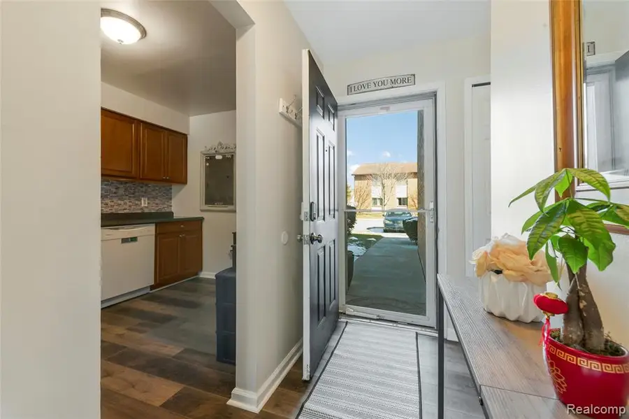 33585 Pondview #116, Livonia, MI  - #3