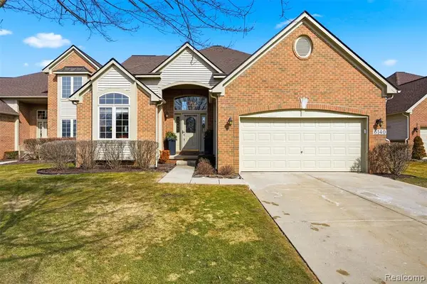 6140 Warwick #49, Commerce Twp, MI 