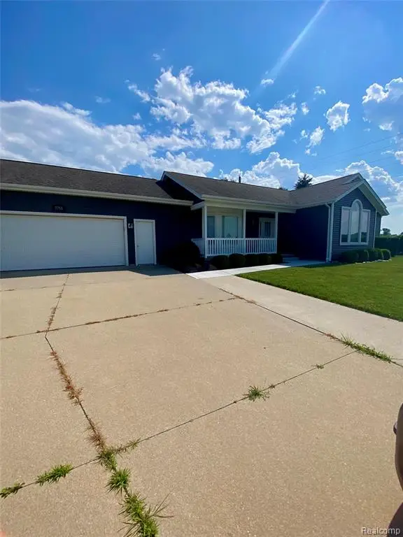 7758 Drakeshire Blvd, Almont, MI 