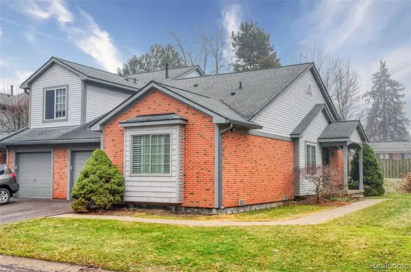 469 Winwood #121, Walled Lake, MI 