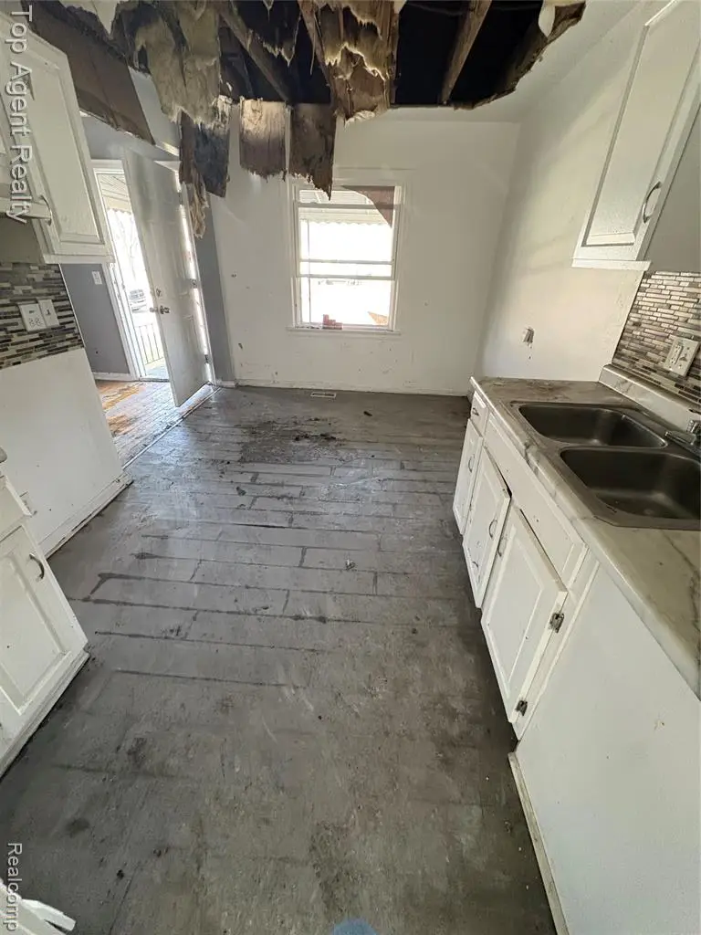 19300 Woodside, Harper Woods, MI  - #2