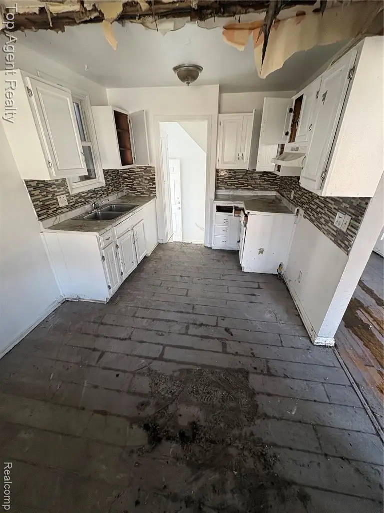 19300 Woodside, Harper Woods, MI  - #3