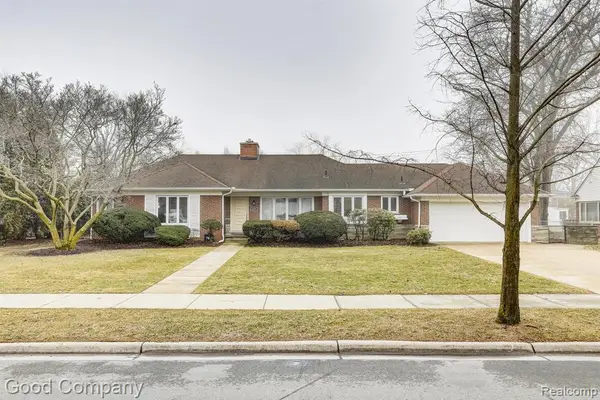 1557 Lochmoor, Grosse Pointe Woods, MI 48236