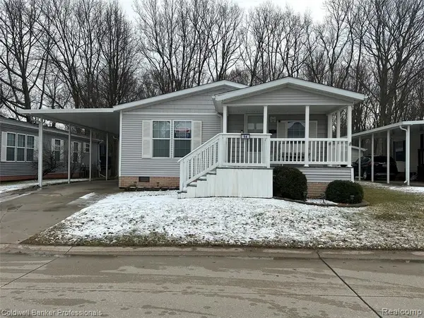 94 Twin Oaks, Lapeer, MI 48446